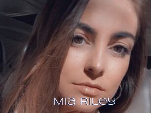 Mia_Riley